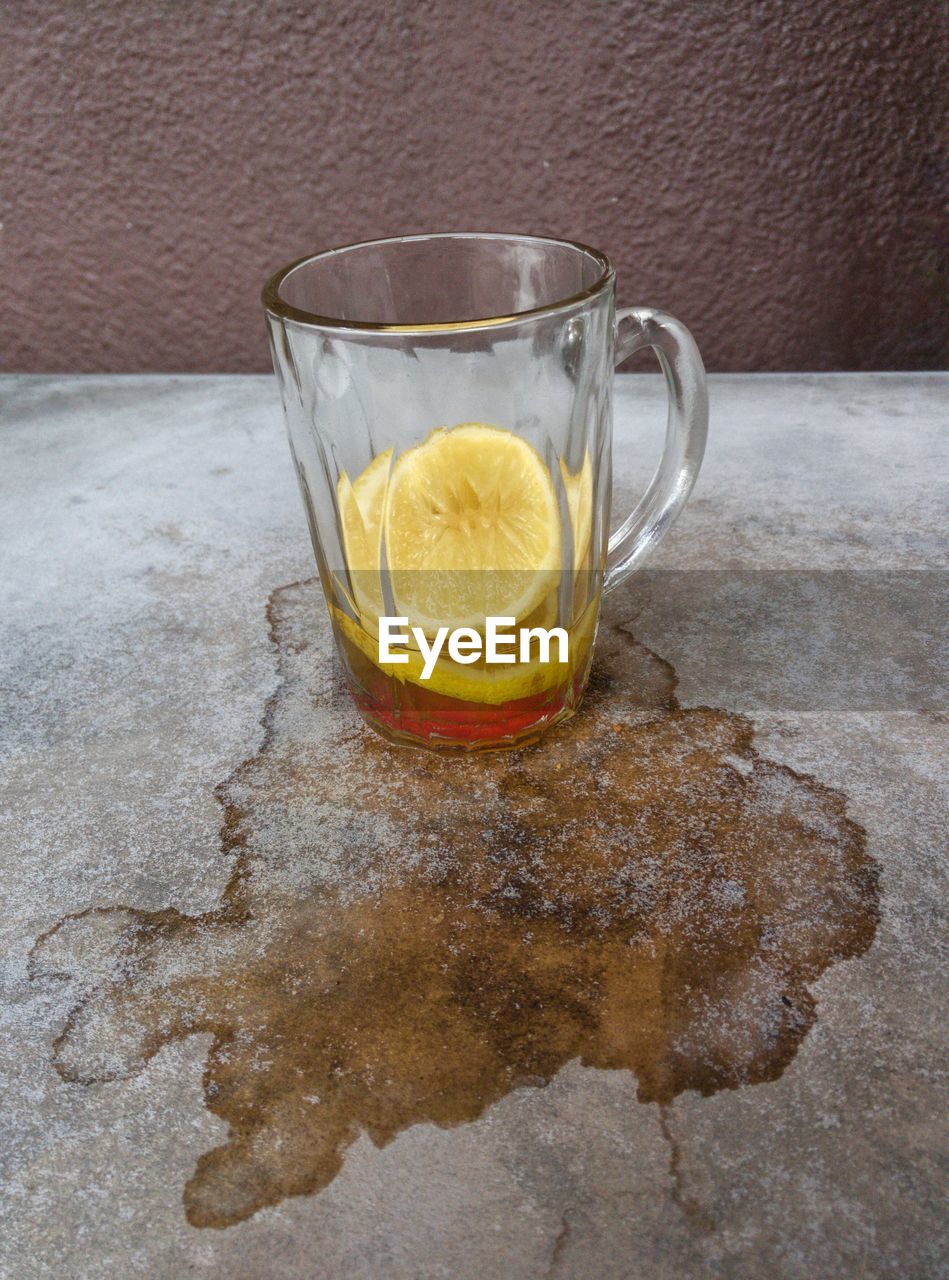 CLOSE-UP OF DRINK ON GLASS