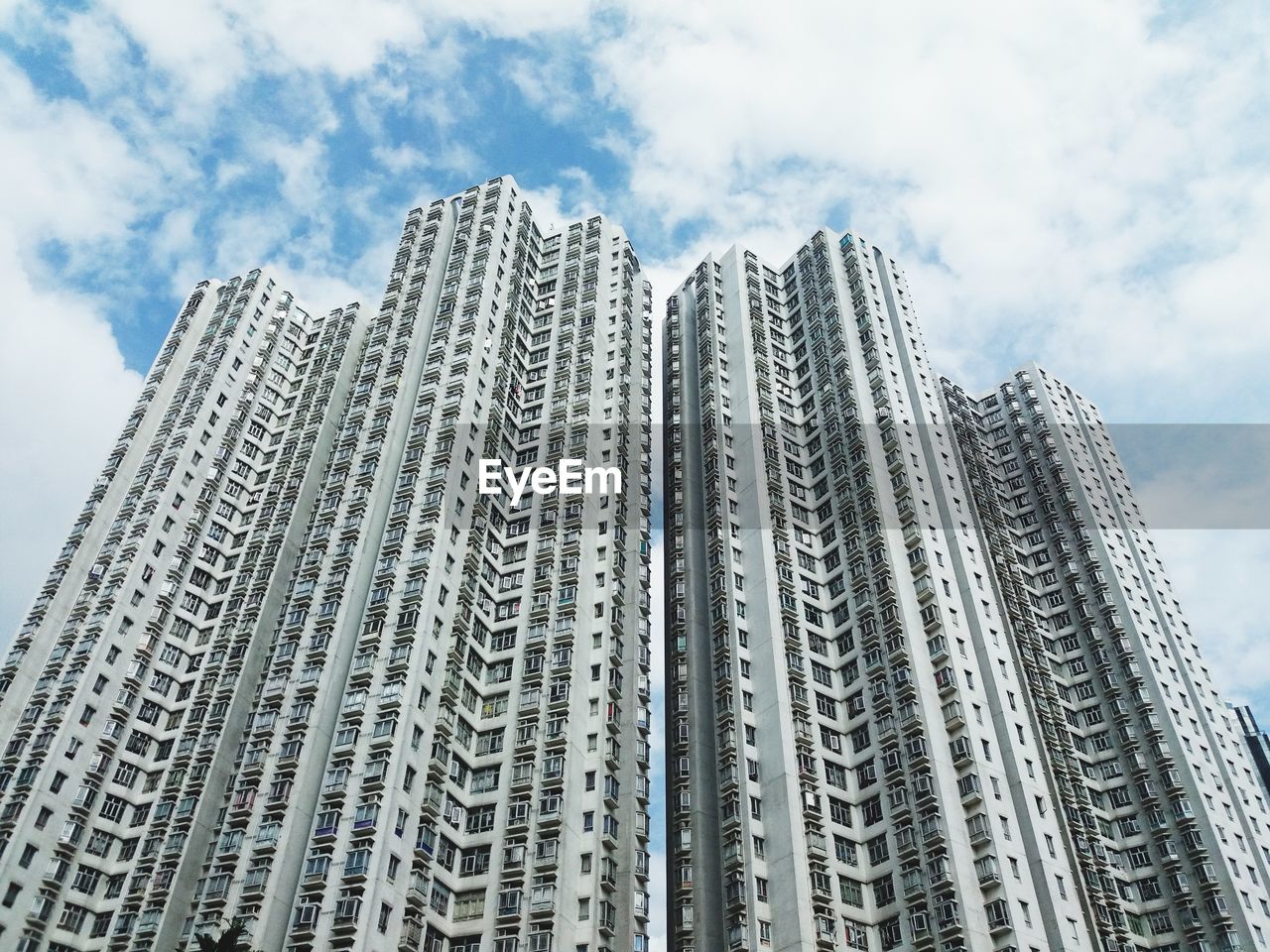 LOW ANGLE VIEW OF MODERN BUILDINGS IN CITY AGAINST SKY