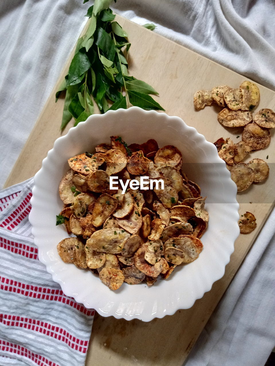 HIGH ANGLE VIEW OF BREAD IN PLATE