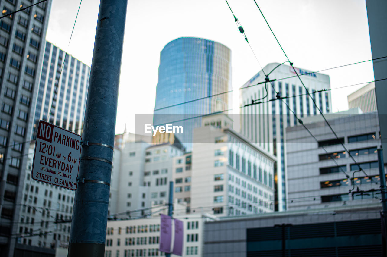 LOW ANGLE VIEW OF BUILDINGS AGAINST SKY IN CITY