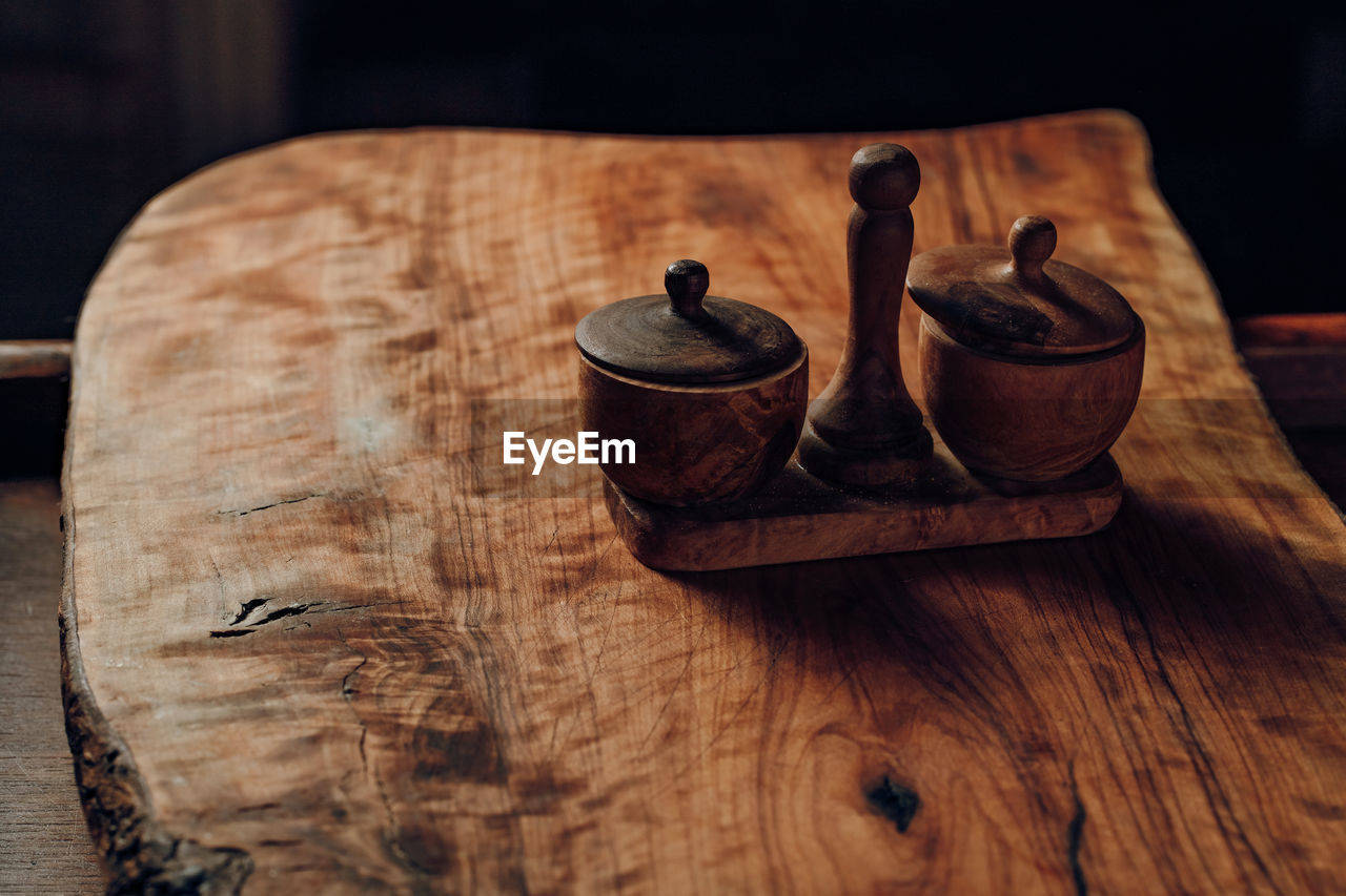 HIGH ANGLE VIEW OF OBJECTS ON WOODEN TABLE