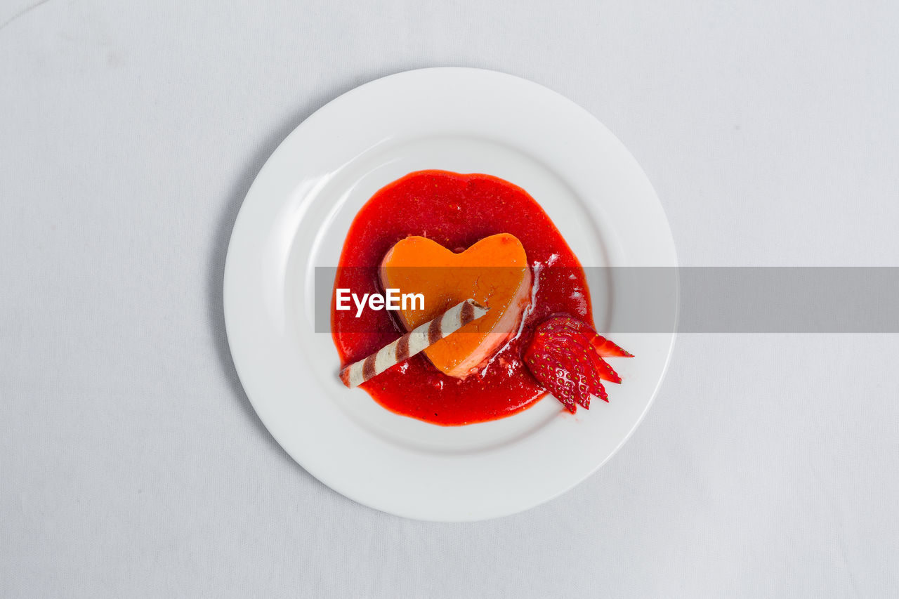 HIGH ANGLE VIEW OF FRUITS IN BOWL