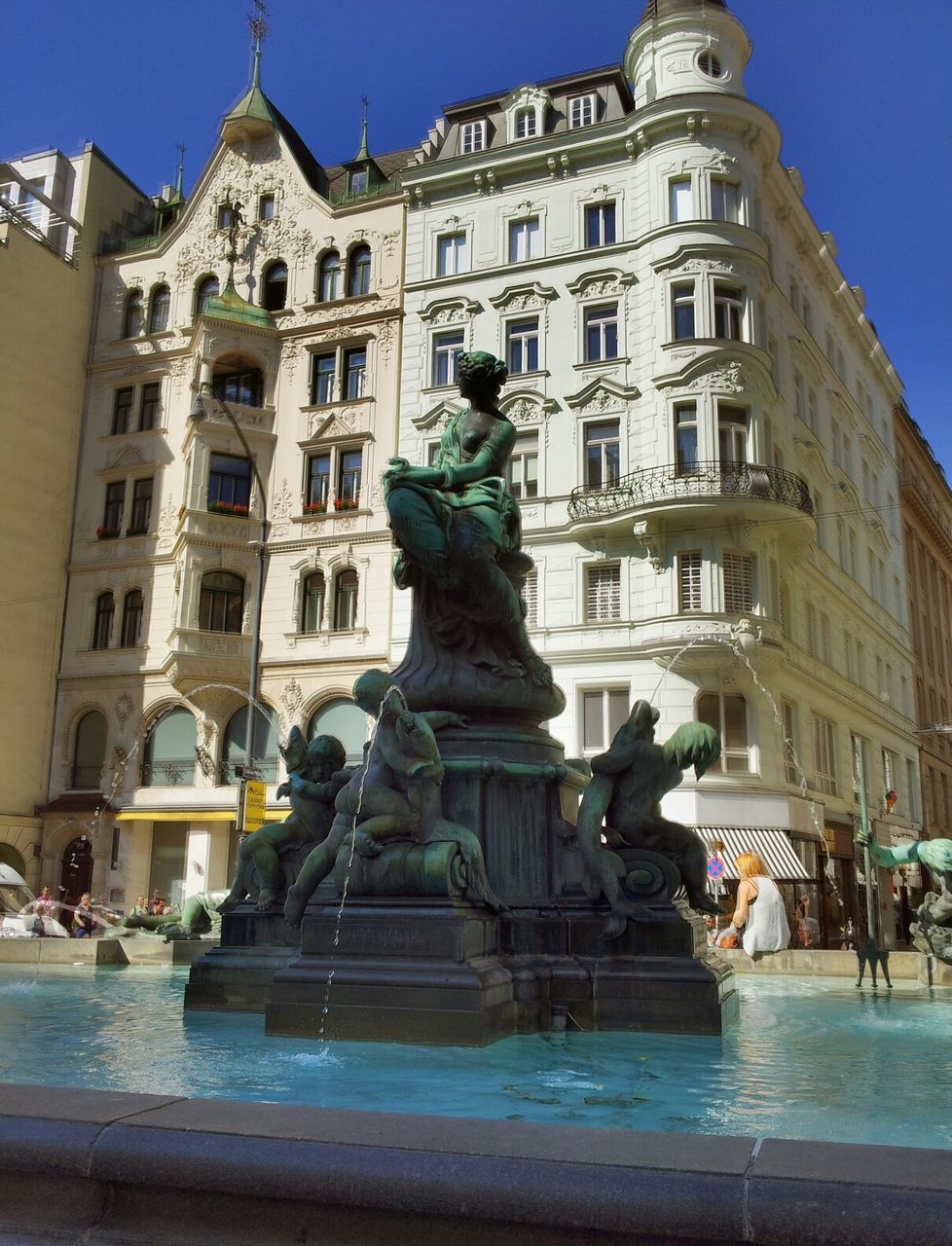 LOW ANGLE VIEW OF STATUE OF BUILDING