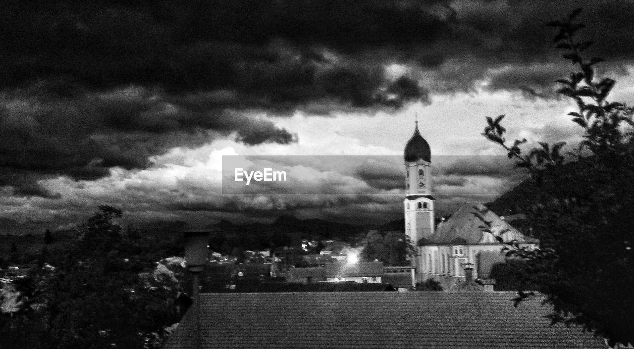 LOW ANGLE VIEW OF BUILDINGS AGAINST CLOUDY SKY