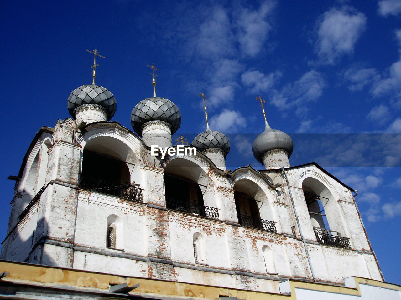 LOW ANGLE VIEW OF A BUILDING AGAINST CLOUDY SKY