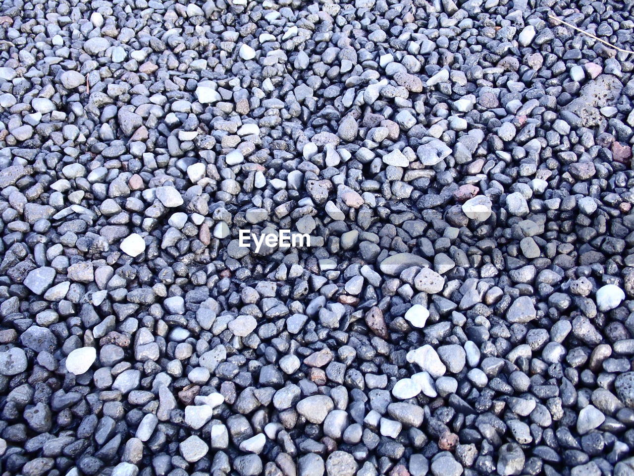 FULL FRAME SHOT OF PEBBLE PEBBLES