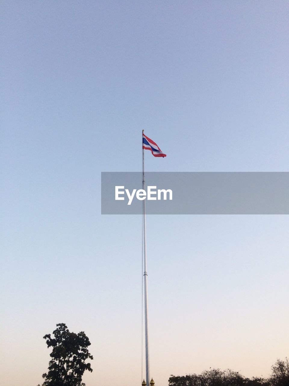 LOW ANGLE VIEW OF POLES AGAINST CLEAR BLUE SKY