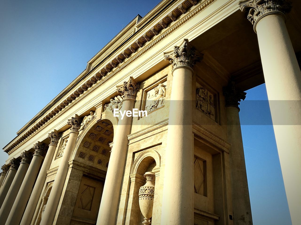 LOW ANGLE VIEW OF HISTORICAL BUILDING AGAINST SKY