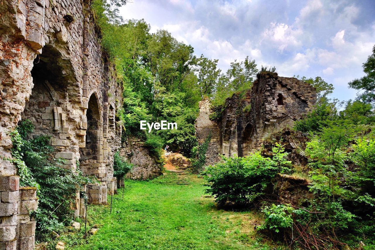 VIEW OF OLD RUINS AGAINST SKY