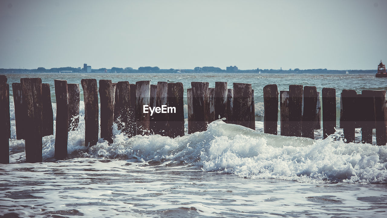 PANORAMIC VIEW OF SEA AGAINST CLEAR SKY