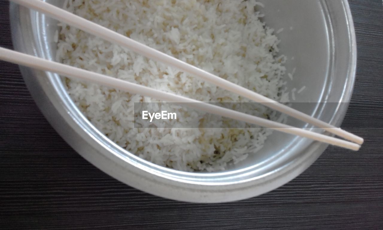 CLOSE-UP HIGH ANGLE VIEW OF FOOD IN BOWL