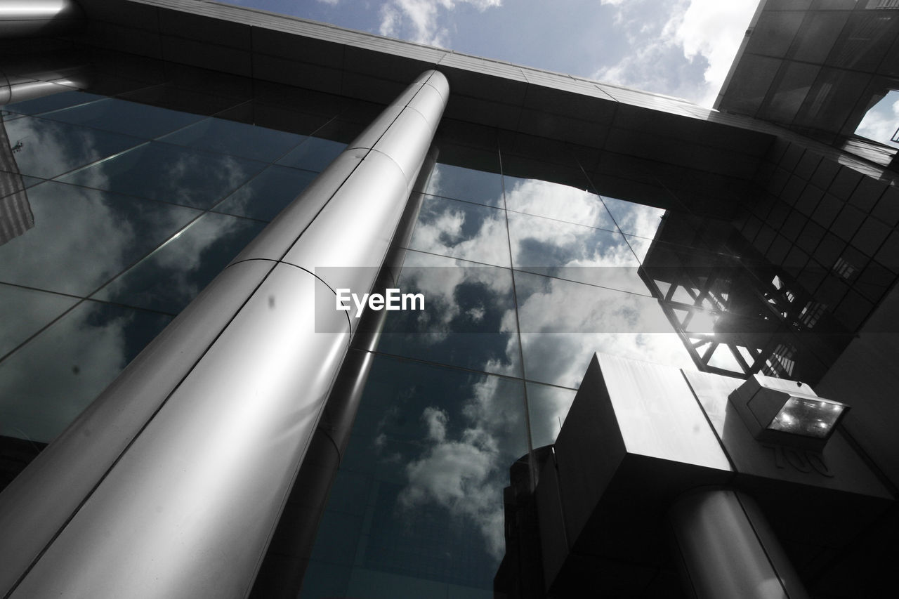 LOW ANGLE VIEW OF MODERN BUILDING AGAINST SKY