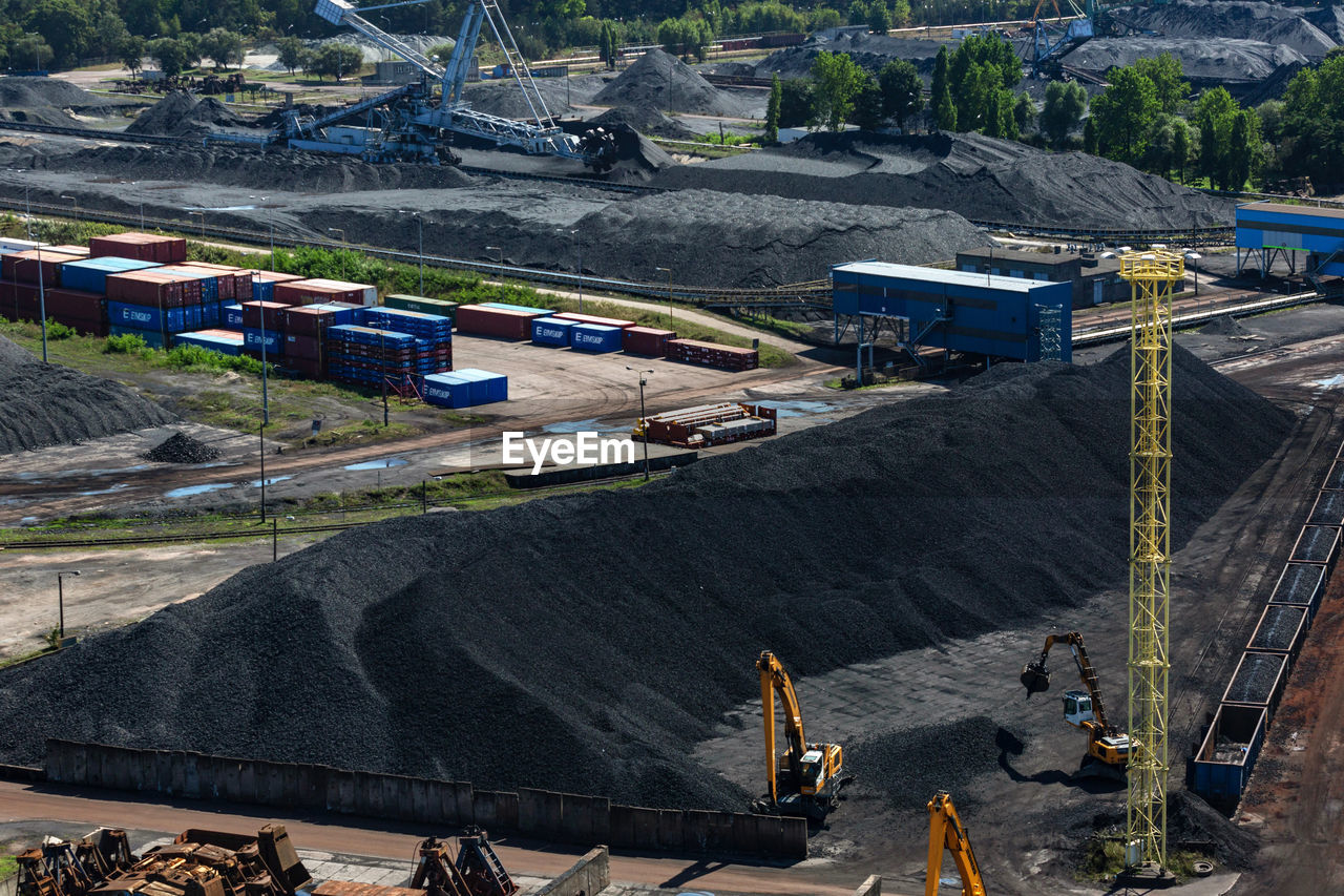 HIGH ANGLE VIEW OF CONSTRUCTION SITE AT TOWN