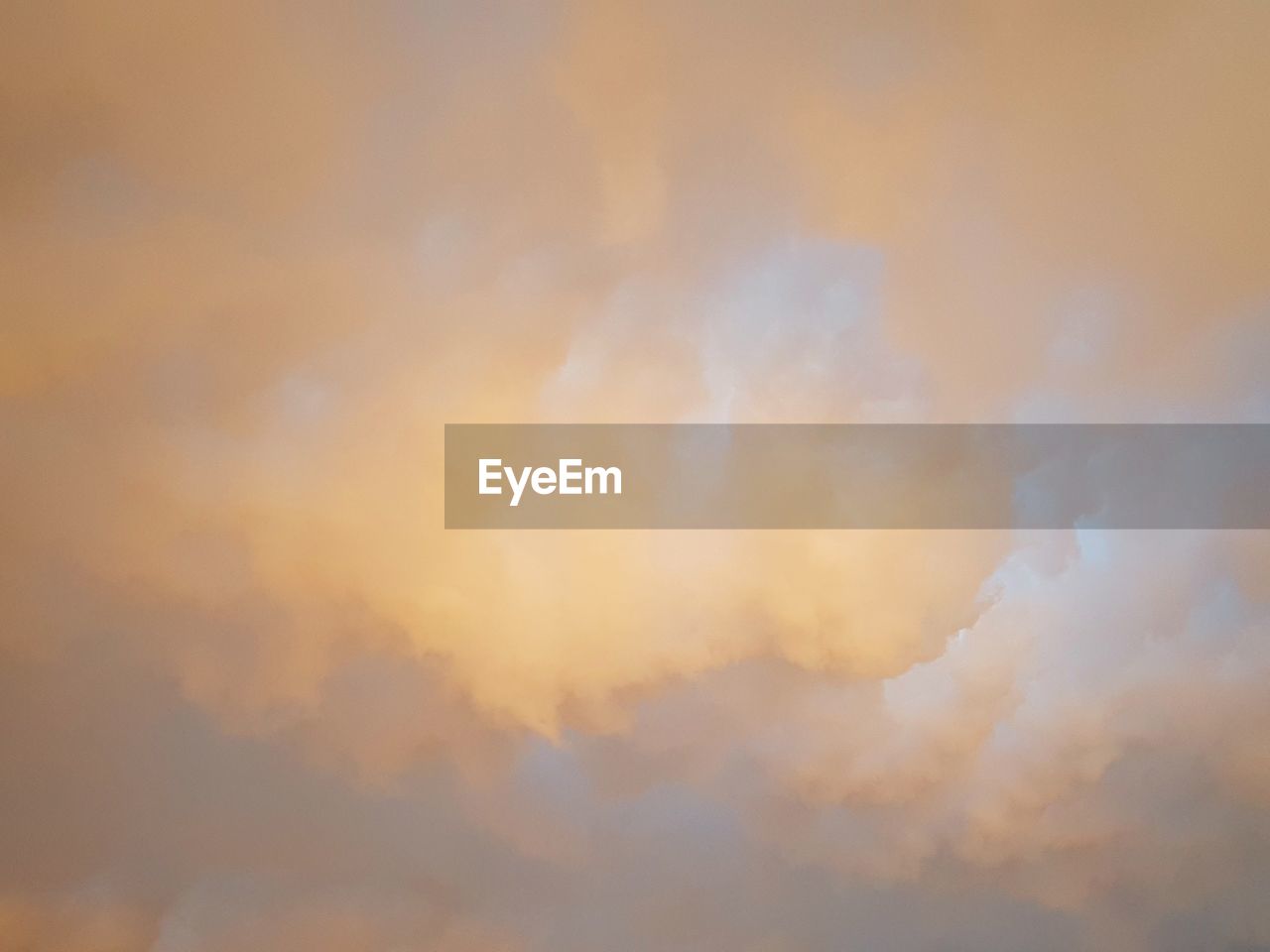 LOW ANGLE VIEW OF CLOUDS IN SKY DURING SUNSET