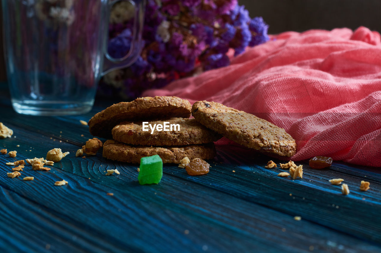 CLOSE-UP OF BREAD ON TABLE