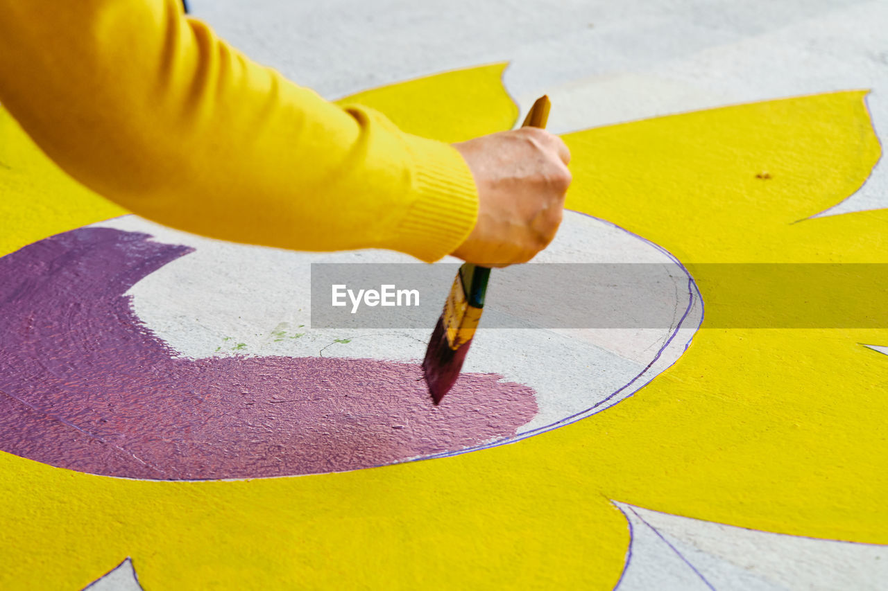 Brush colors on the playground surface