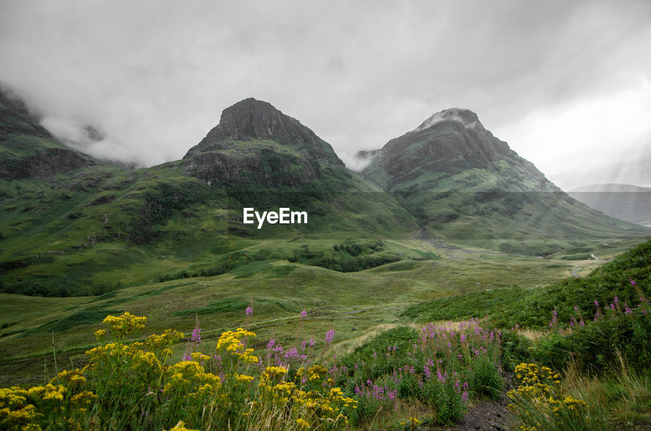 Two big mountains in the scottish highlands
