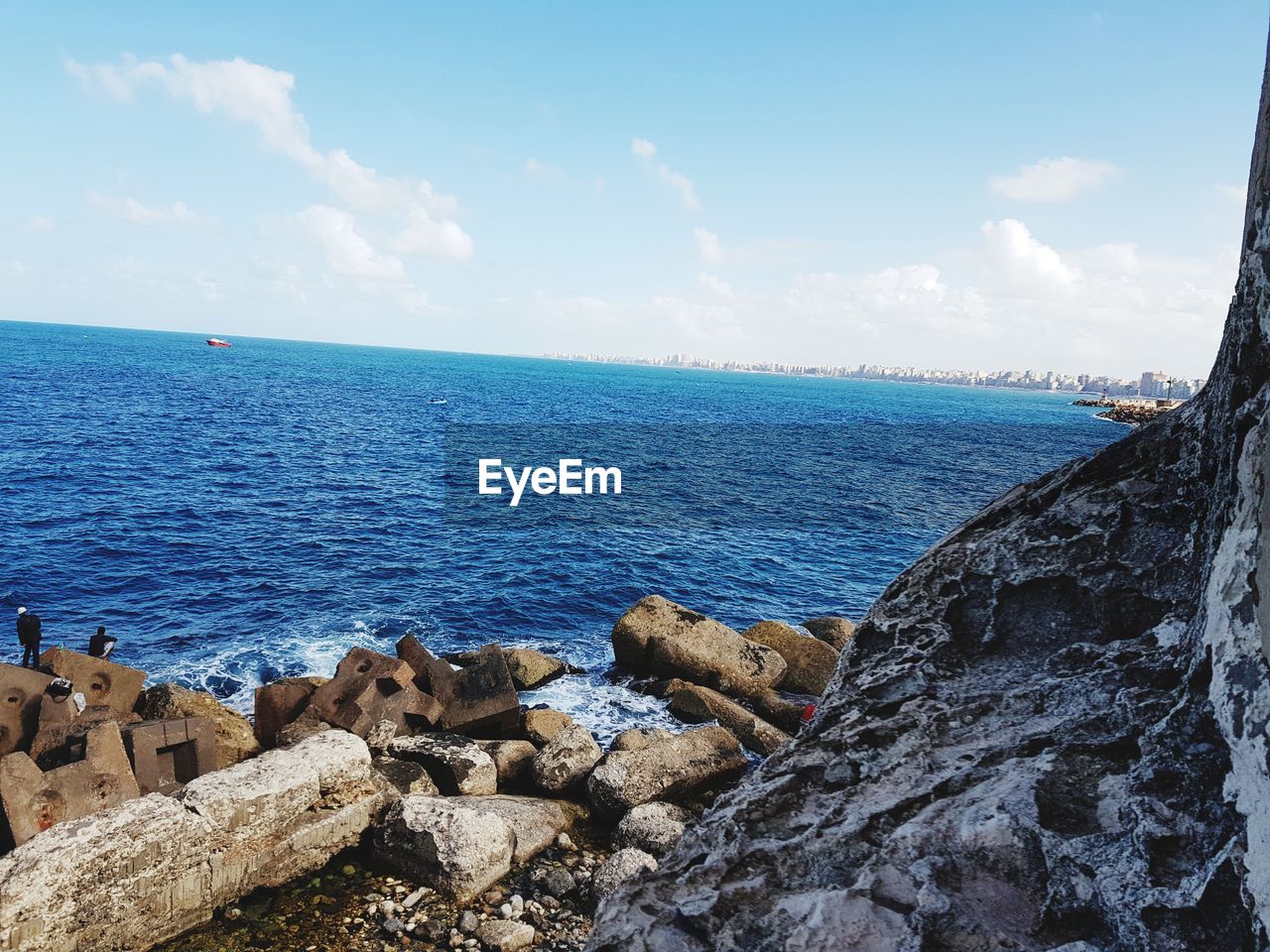 PANORAMIC VIEW OF SEA AGAINST BLUE SKY