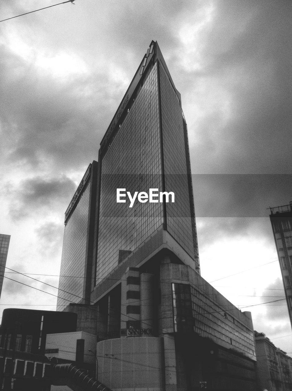 LOW ANGLE VIEW OF MODERN BUILDINGS AGAINST CLOUDY SKY