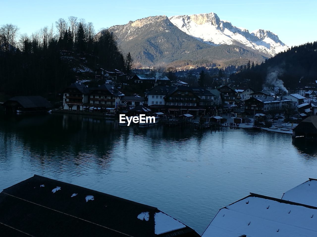 SCENIC VIEW OF LAKE AGAINST MOUNTAIN RANGE