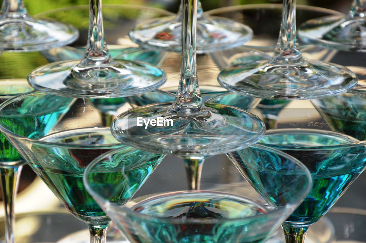 CLOSE-UP OF GLASS WINE GLASSES