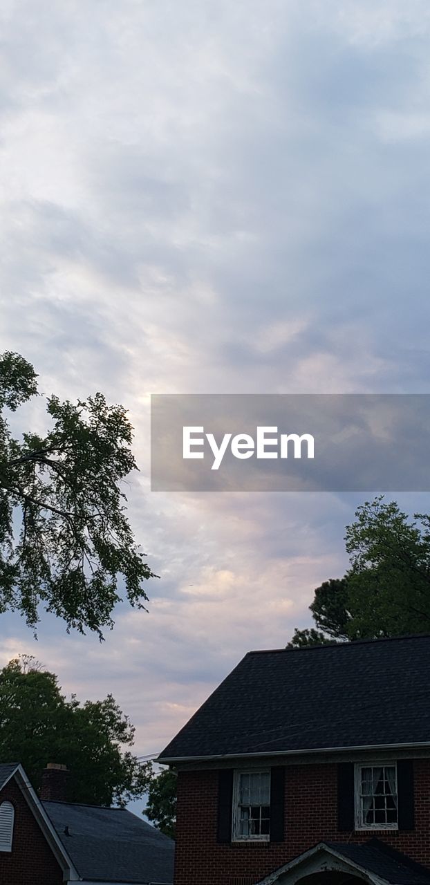 LOW ANGLE VIEW OF BUILDINGS AGAINST SKY