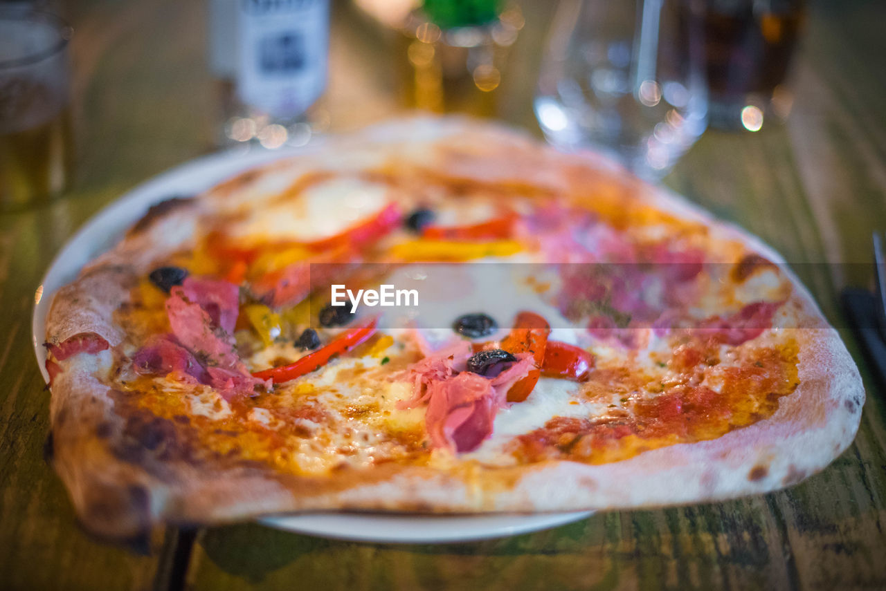 HIGH ANGLE VIEW OF PIZZA IN PLATE