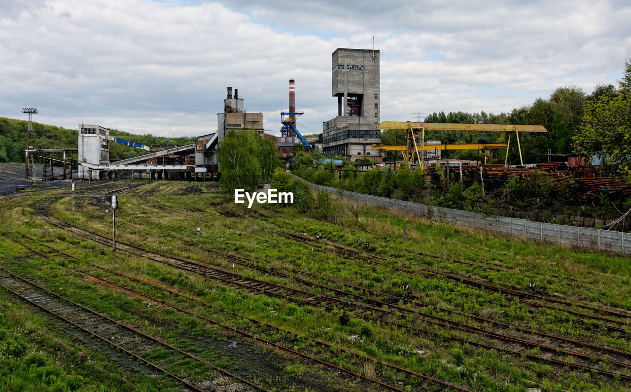 VIEW OF RAILROAD TRACKS AGAINST SKY