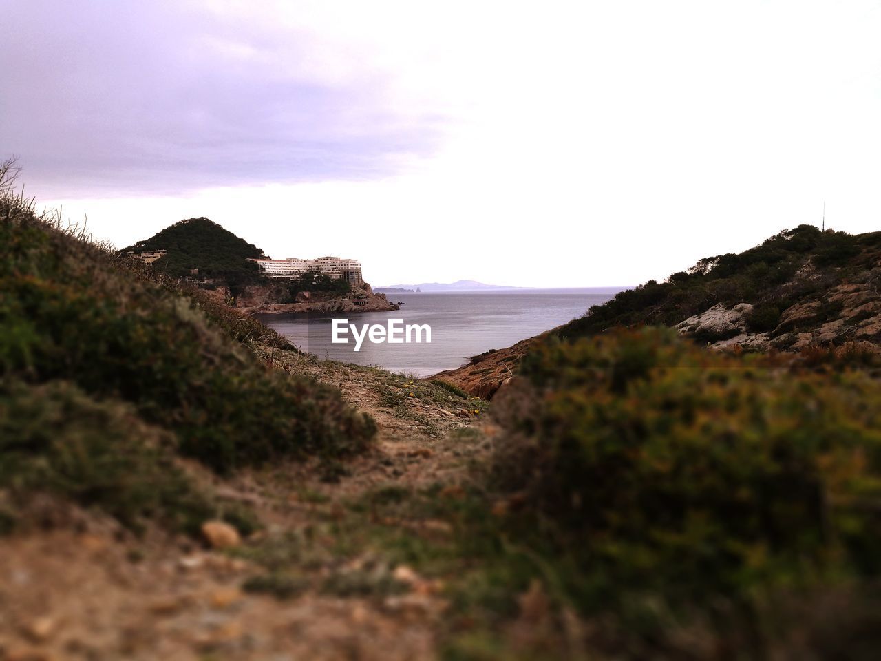 SCENIC VIEW OF SEA AND CLIFF AGAINST SKY