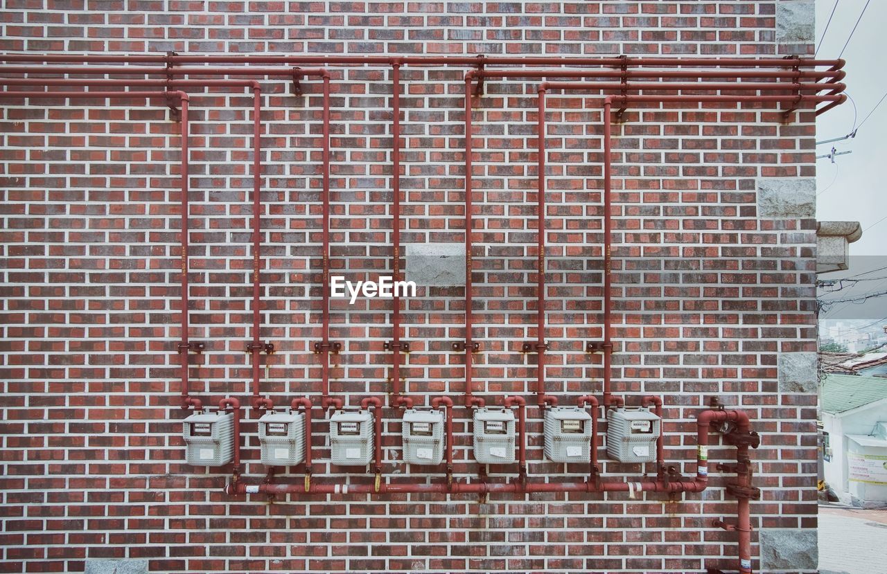 VIEW OF BRICK WALL WITH BRICK WALL