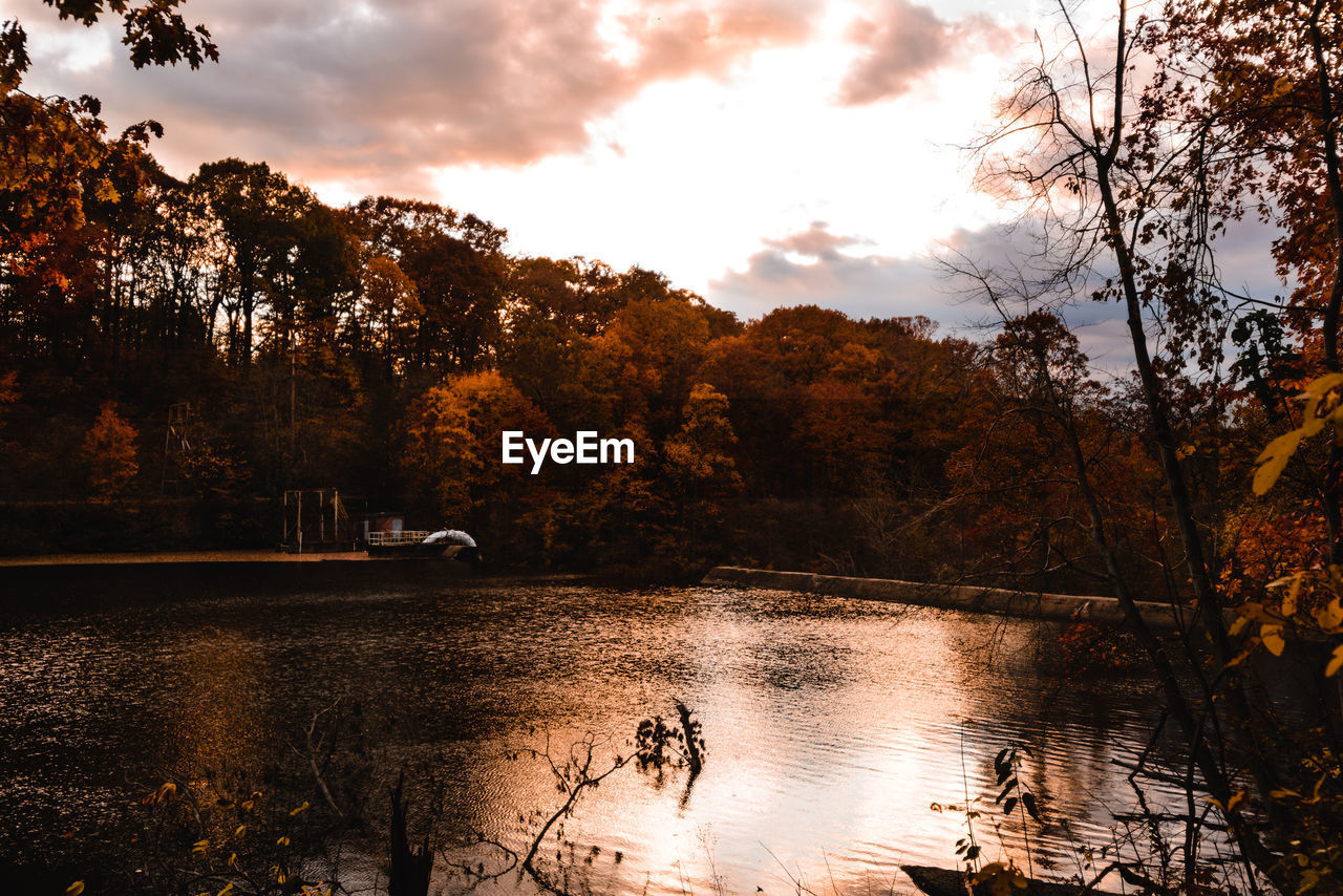 SCENIC VIEW OF LAKE AGAINST SKY AT SUNSET