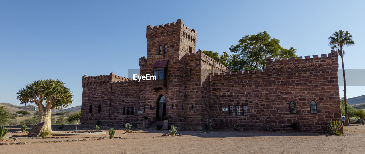 LOW ANGLE VIEW OF HISTORICAL BUILDING AGAINST SKY