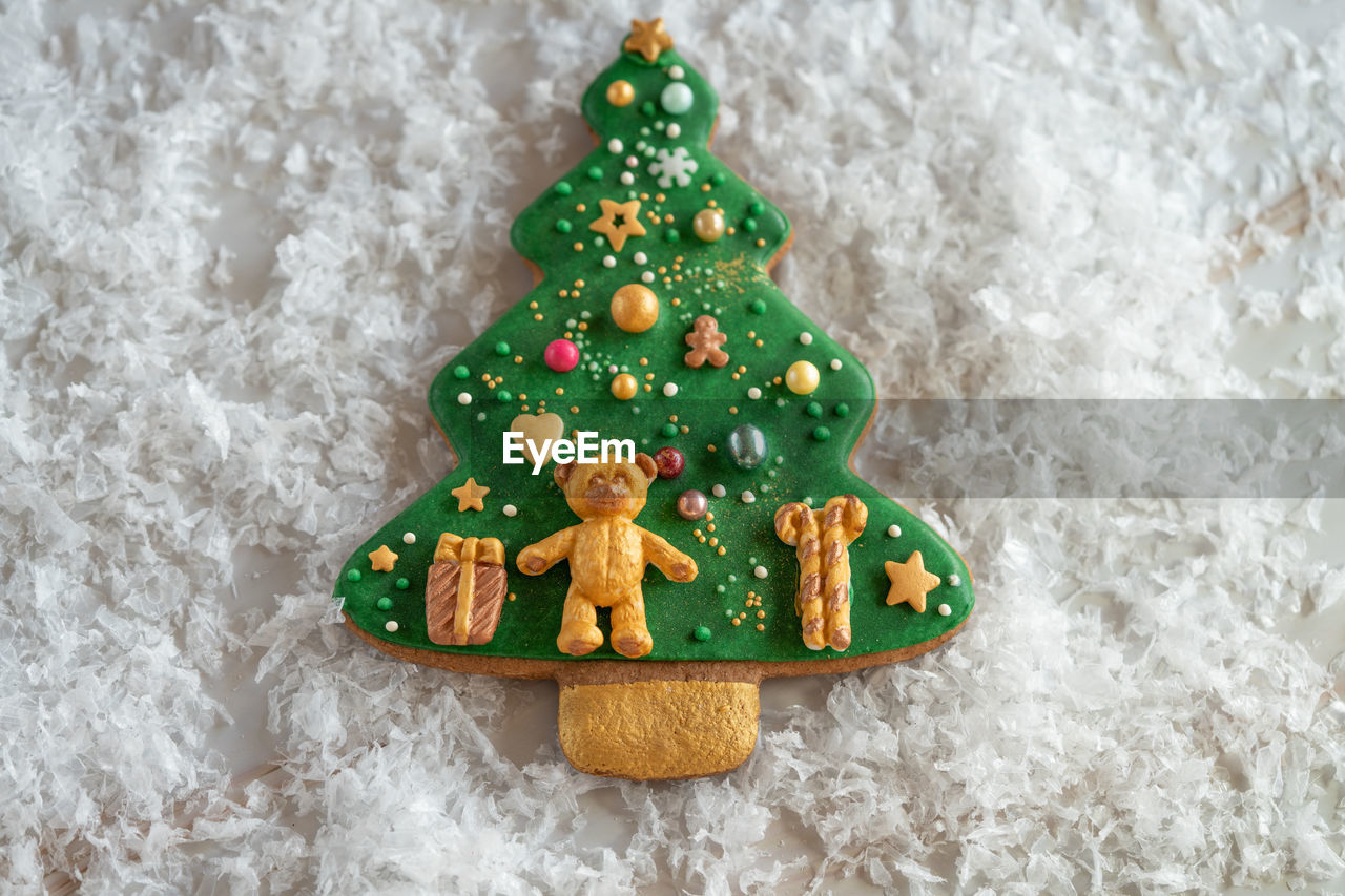 christmas, holiday, christmas tree, celebration, christmas decoration, decoration, tree, winter, snow, tradition, no people, indoors, christmas ornament, green, star shape, still life, cold temperature, shape, gingerbread, plant, high angle view, dessert, event, sweet food, nature, food and drink, food, studio shot, snowflake, baked, cookie, fir tree, coniferous tree, gingerbread cookie, sweet