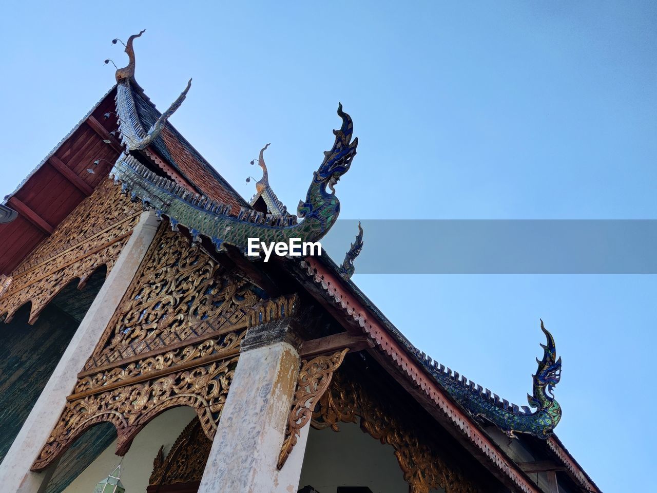 LOW ANGLE VIEW OF STATUE AGAINST TEMPLE BUILDING