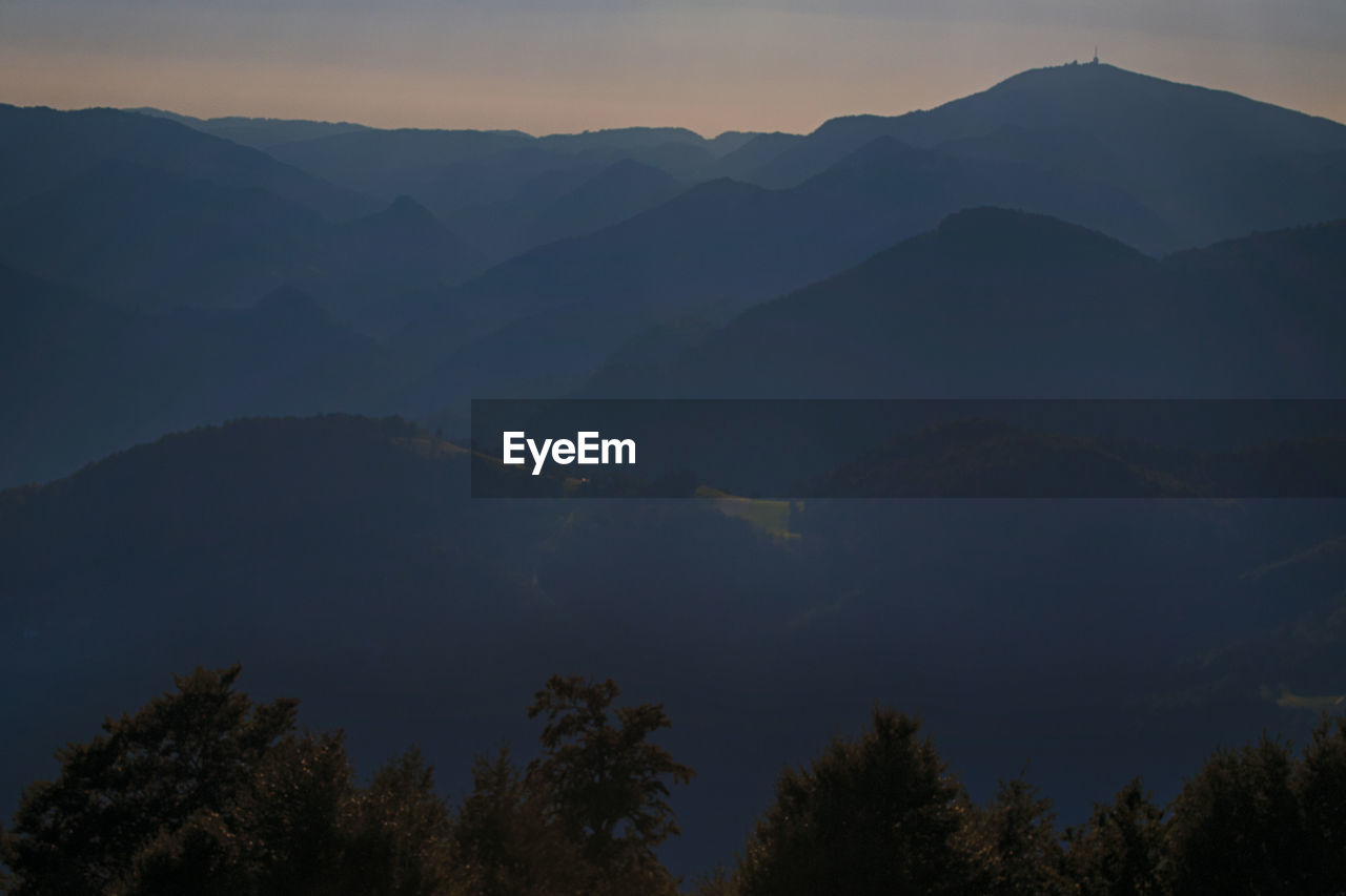 SCENIC VIEW OF SILHOUETTE MOUNTAIN AGAINST SKY AT SUNSET