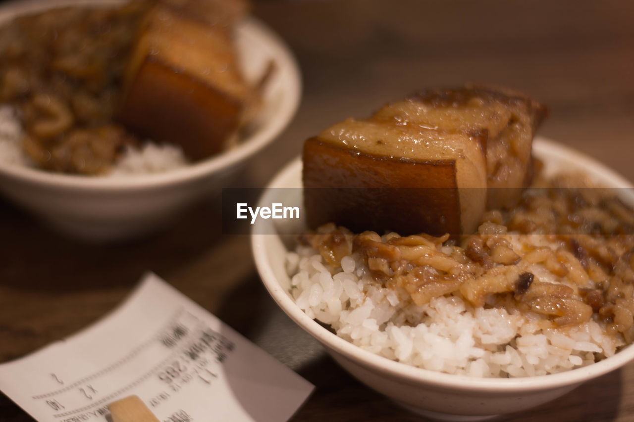 HIGH ANGLE VIEW OF MEAL SERVED IN BOWL