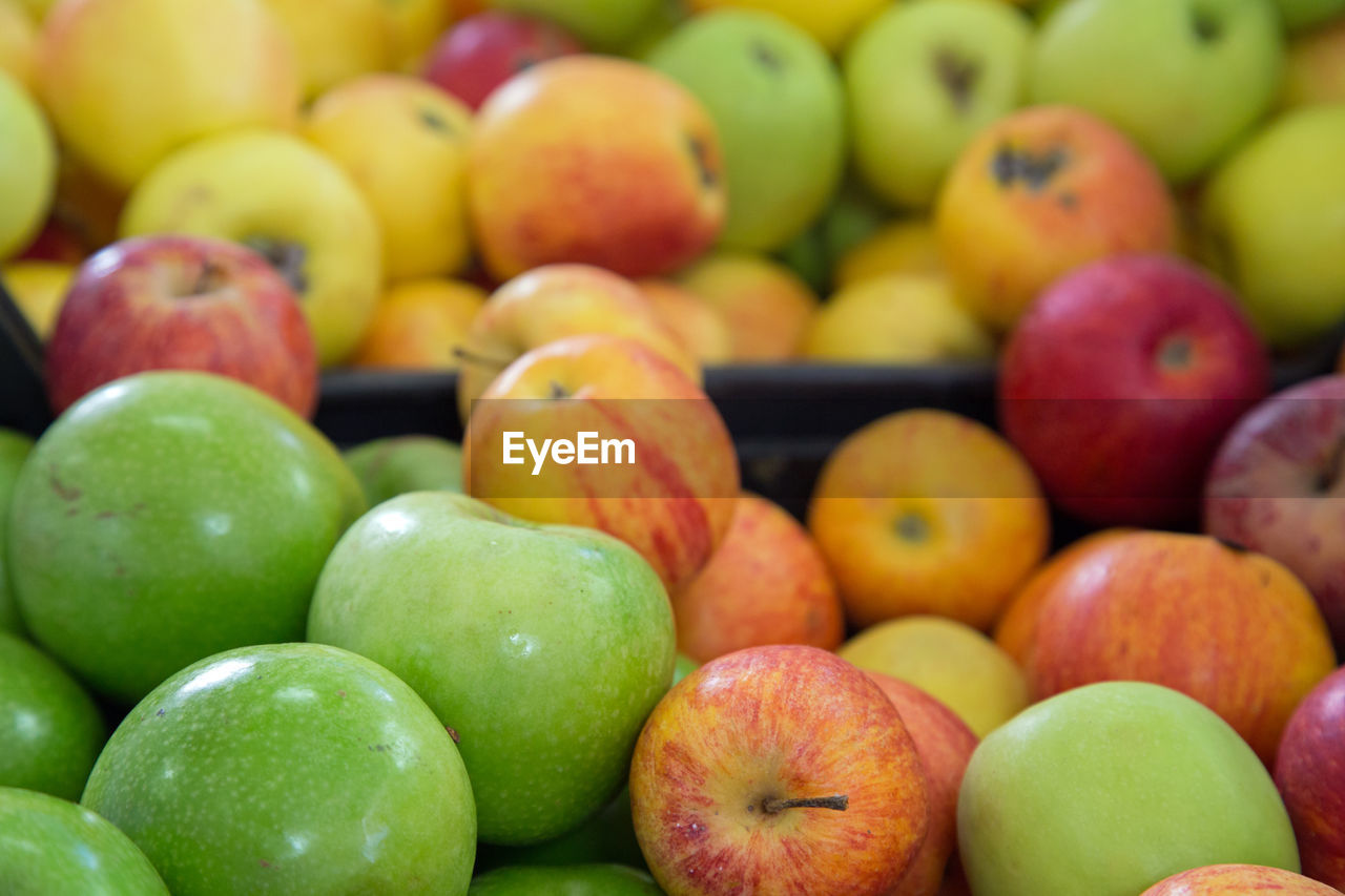 FULL FRAME SHOT OF APPLES IN MARKET