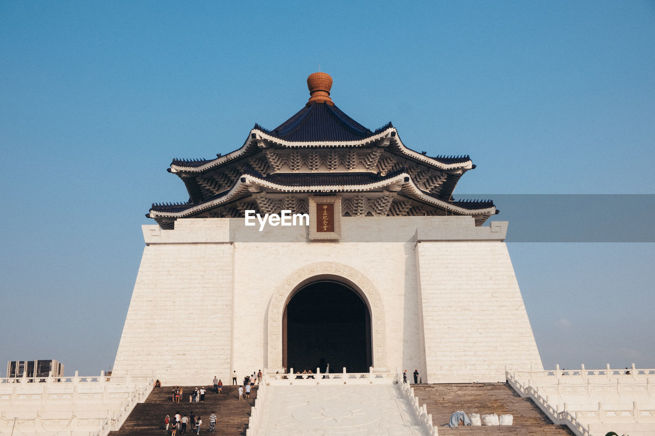 LOW ANGLE VIEW OF HISTORICAL BUILDING AGAINST CLEAR BLUE SKY