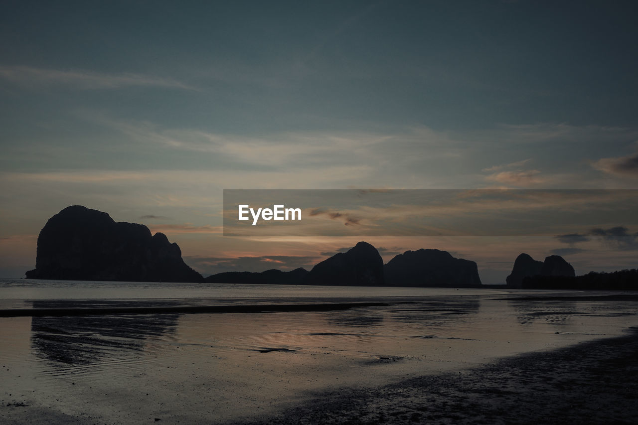 SCENIC VIEW OF SEA AGAINST SUNSET SKY