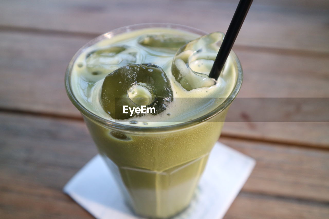 HIGH ANGLE VIEW OF FRESH DRINK IN GLASS ON TABLE