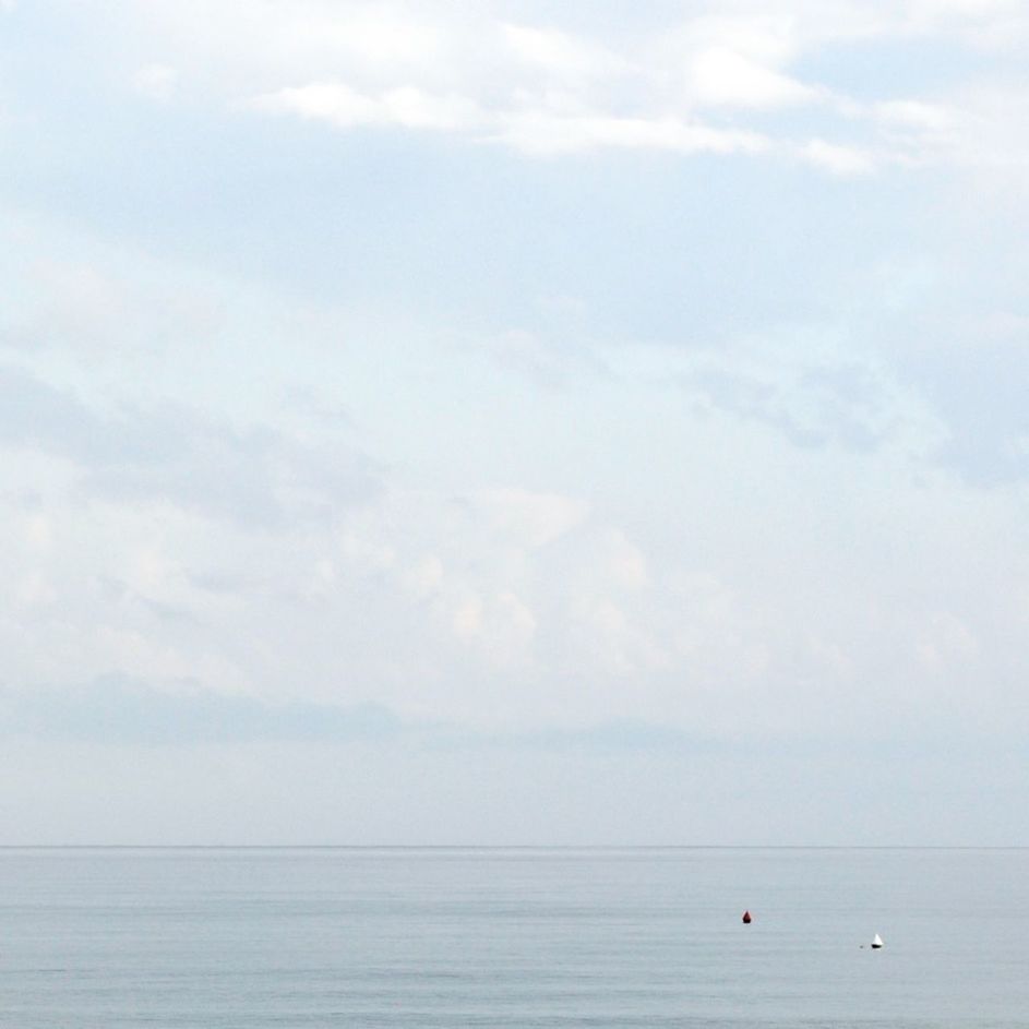 SCENIC VIEW OF SEASCAPE AGAINST CLOUDY SKY