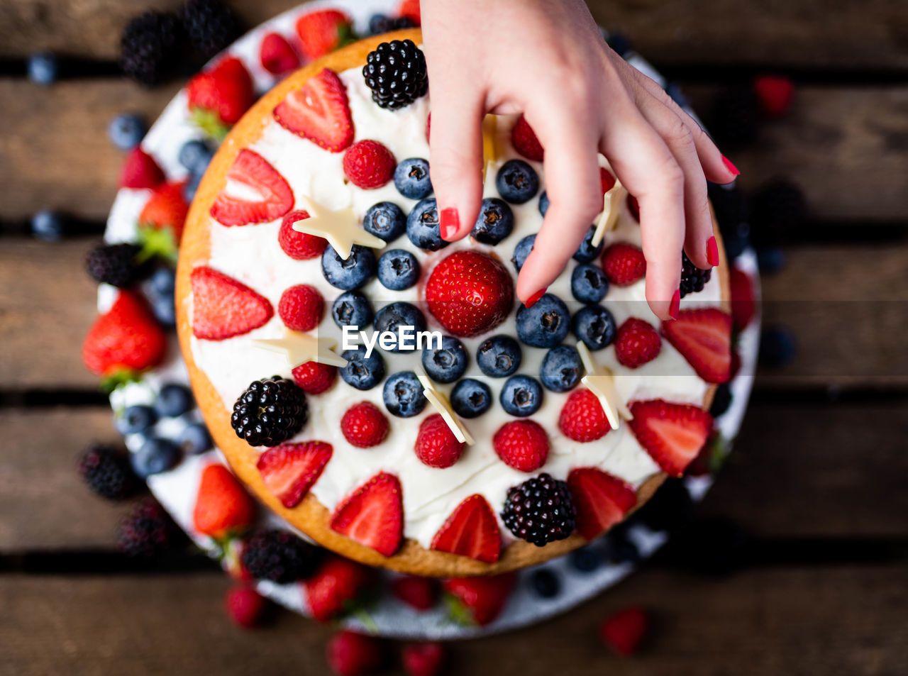 CLOSE-UP OF WOMAN HOLDING STRAWBERRY