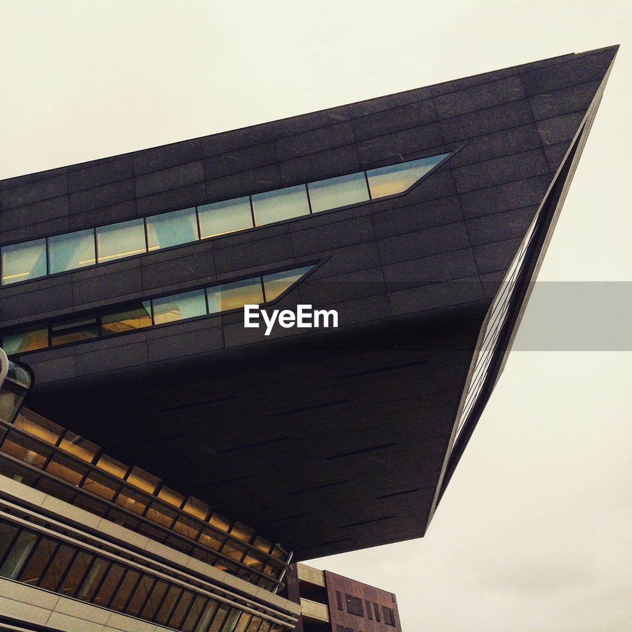 LOW ANGLE VIEW OF MODERN BUILDINGS AGAINST SKY