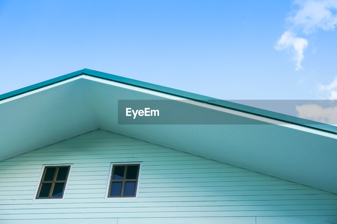 LOW ANGLE VIEW OF HOUSE ROOF AGAINST SKY