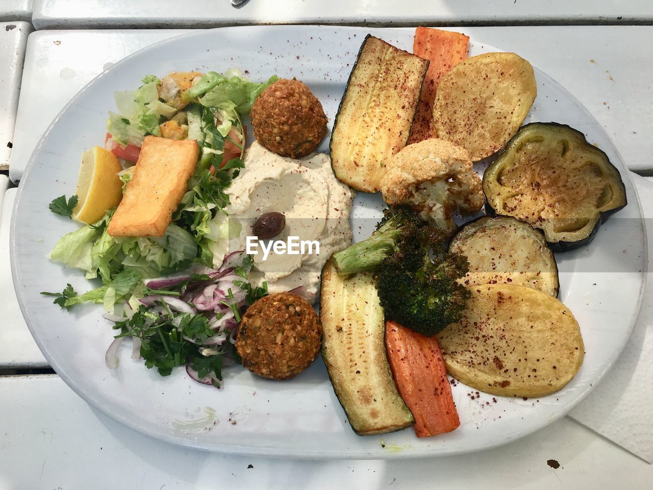 HIGH ANGLE VIEW OF FOOD IN PLATE