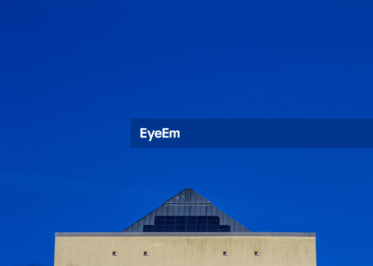 LOW ANGLE VIEW OF BUILDING AGAINST BLUE SKY