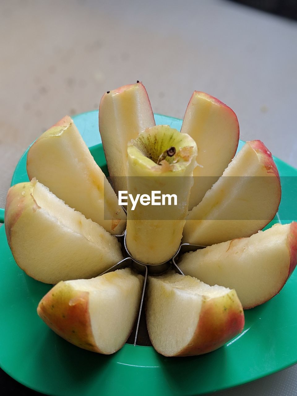 HIGH ANGLE VIEW OF FRUITS IN PLATE