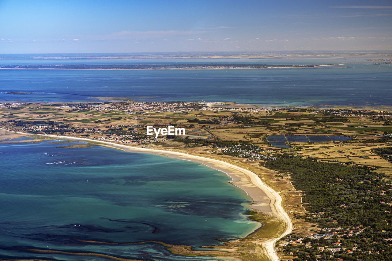 HIGH ANGLE VIEW OF SEA AND BEACH AGAINST SKY