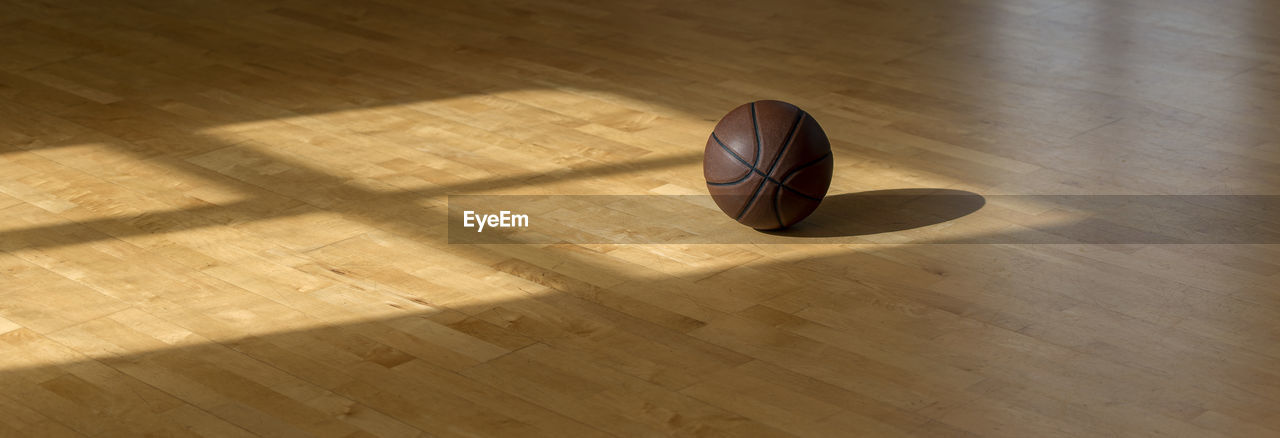 HIGH ANGLE VIEW OF BALL ON FLOOR