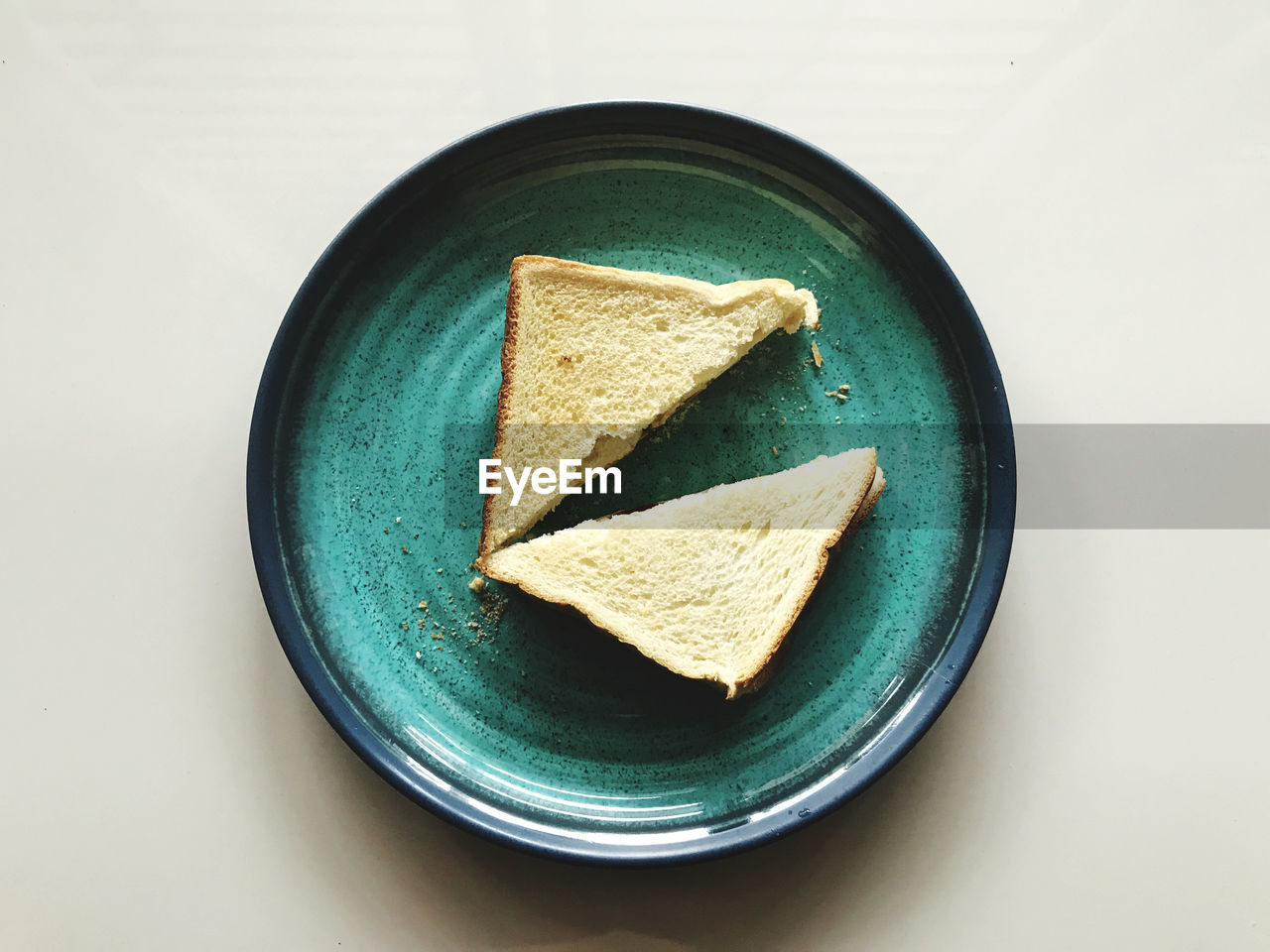 HIGH ANGLE VIEW OF BREAD IN BOWL